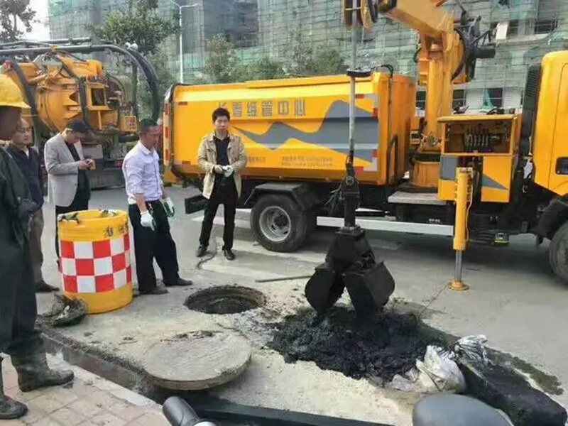 张家港街道：网格员化身“清道夫”，为民解忧疏通“堵心”化粪池