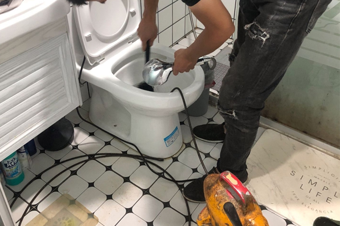 张家港马桶堵塞自己疏通还是找师傅?专业上门服务让你省时更省心